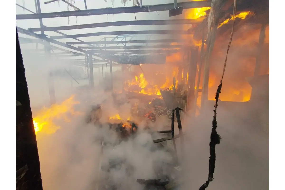 FOTO: Na Jaroveckom ramene horí hausbót, v jednom z nich býva aj známa moderátorka, foto 6