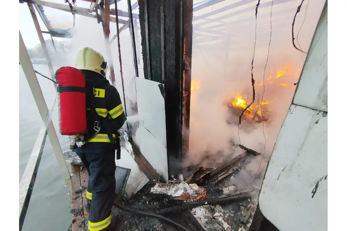 FOTO: Na Jaroveckom ramene horí hausbót, v jednom z nich býva aj známa moderátorka, foto 8
