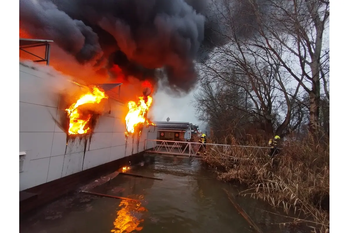 FOTO: Na Jaroveckom ramene horí hausbót, v jednom z nich býva aj známa moderátorka, foto 9