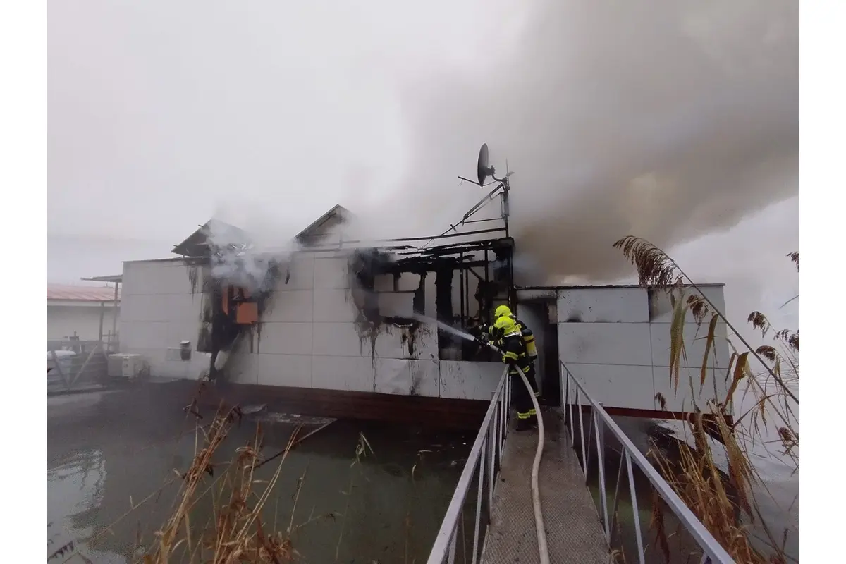 FOTO: Na Jaroveckom ramene horí hausbót, v jednom z nich býva aj známa moderátorka, foto 10