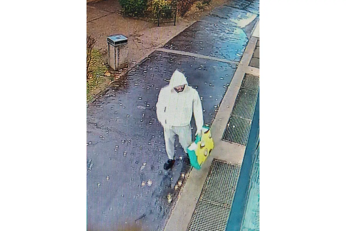 FOTO: Polícia pátra po mužovi, ktorý ukradol šperky zo záložne v Dúbravke, foto 1