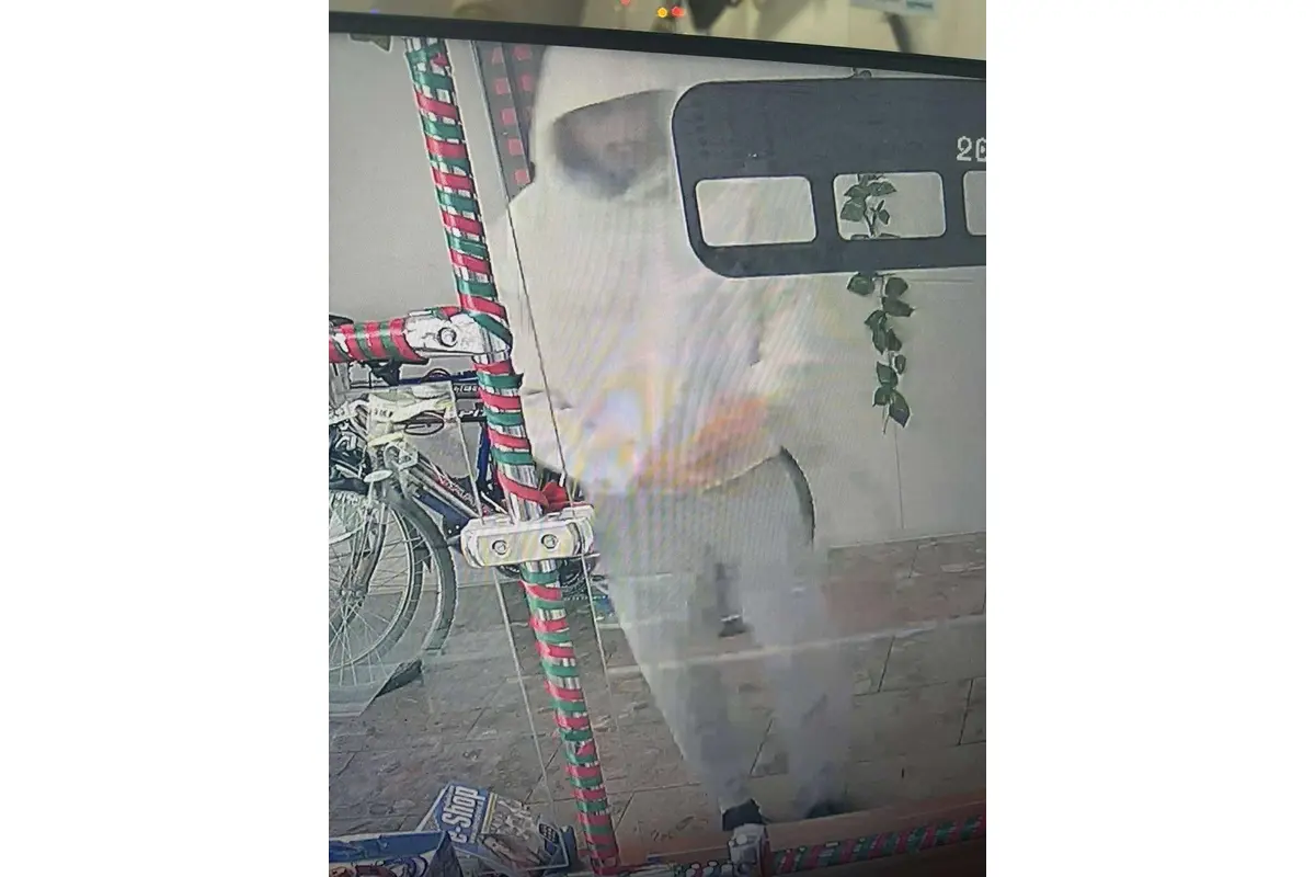 FOTO: Polícia pátra po mužovi, ktorý ukradol šperky zo záložne v Dúbravke, foto 2