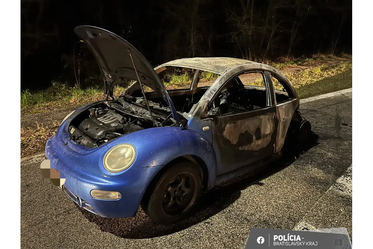 FOTO: Požiar Volkswagenu v Lozorne, foto 1