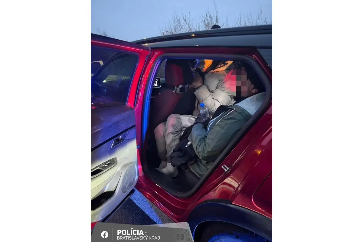 FOTO: Na diaľnici D2 zadržali nelegálnych migrantov, prišli z Maďarska, foto 1
