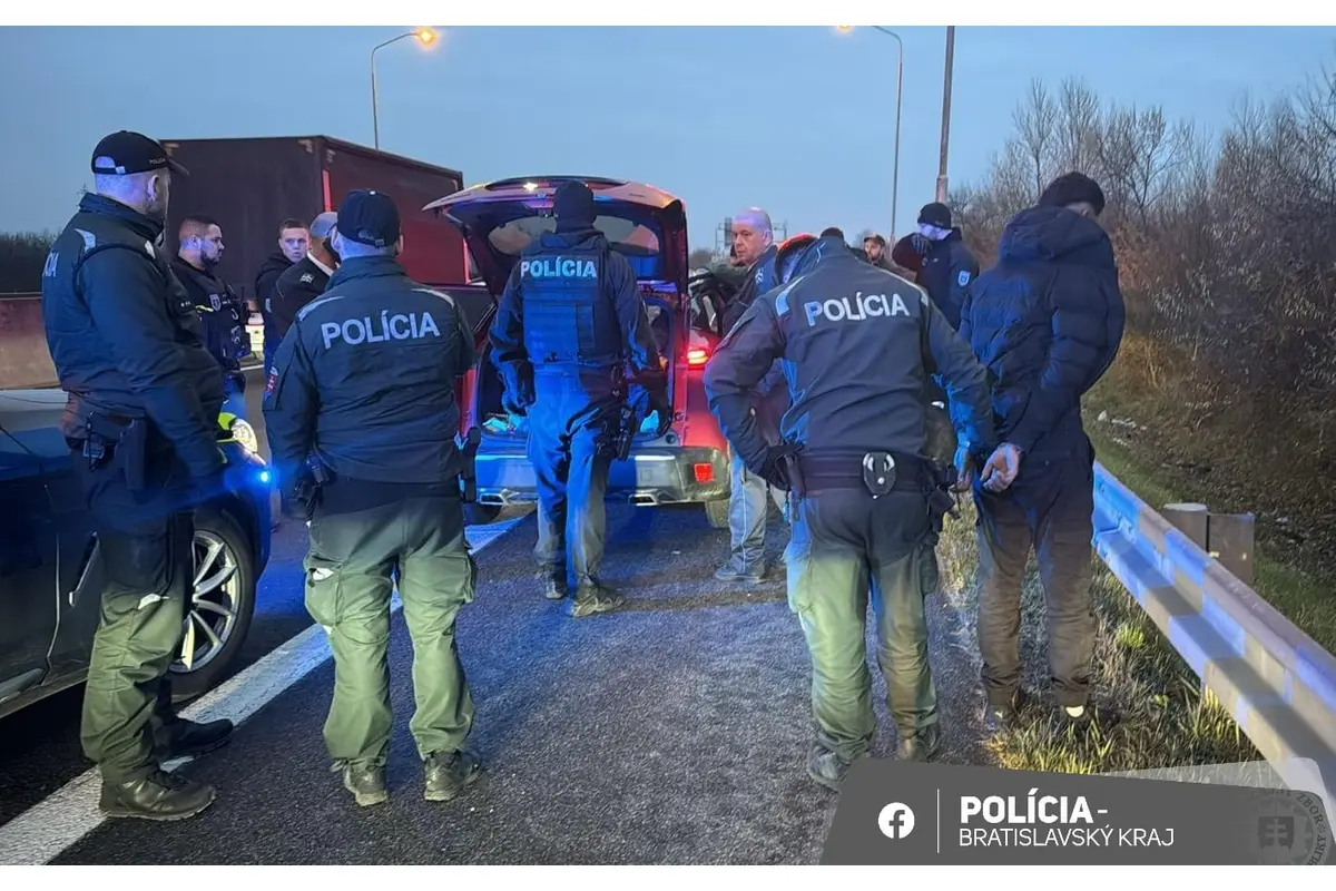 FOTO: Na diaľnici D2 zadržali nelegálnych migrantov, prišli z Maďarska, foto 2