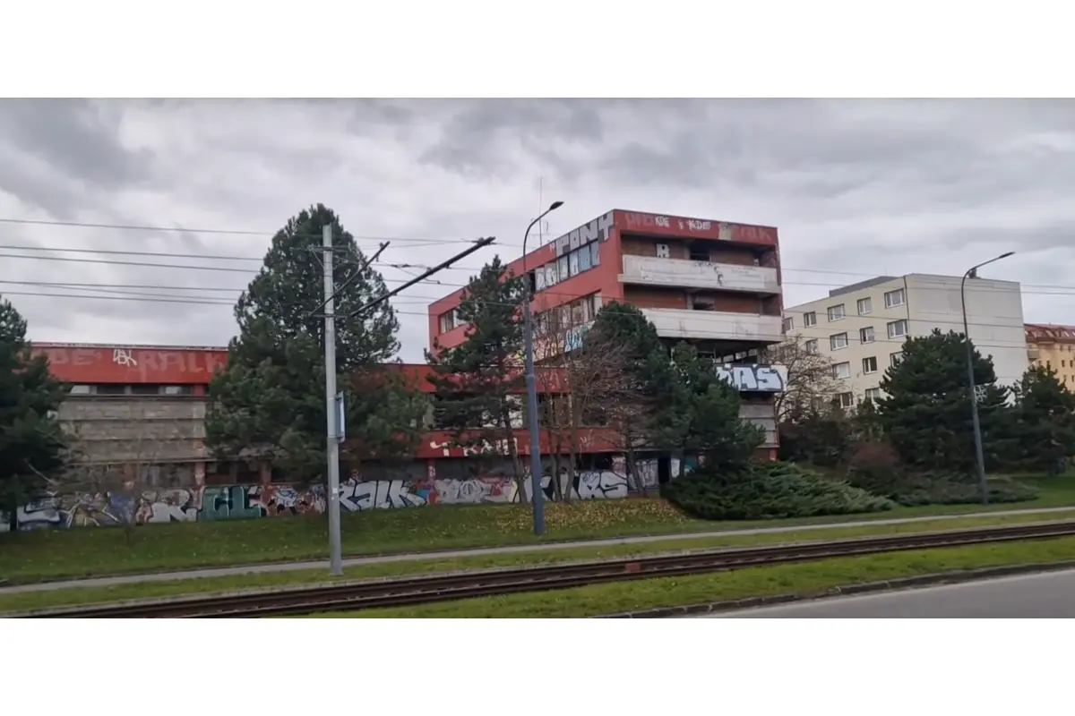 FOTO: Budova bývalej pošty v Dúbravke vyzerá ako z hororu, foto 6