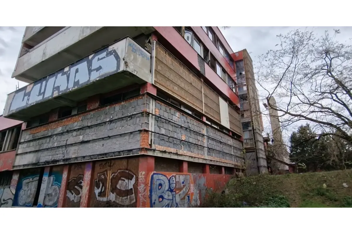 FOTO: Budova bývalej pošty v Dúbravke vyzerá ako z hororu, foto 7