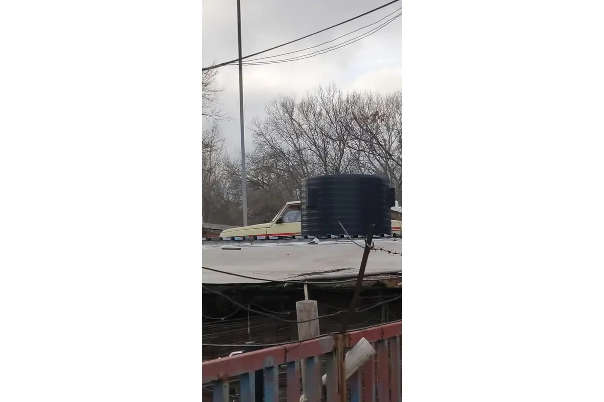 FOTO: Na streche šrotoviska našli starý Wartburg v pátraní, foto 1