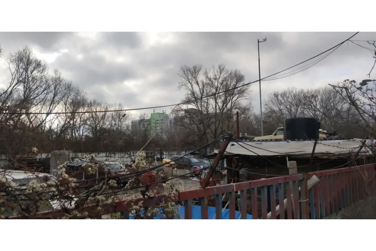 FOTO: Na streche šrotoviska našli starý Wartburg v pátraní, foto 2