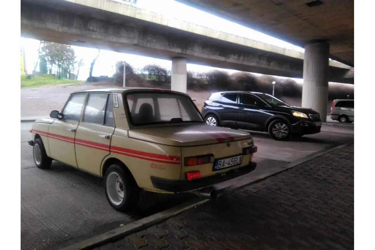 FOTO: Na streche šrotoviska našli starý Wartburg v pátraní, foto 3