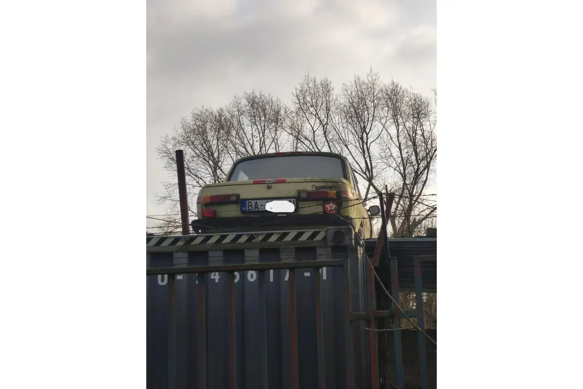 FOTO: Na streche šrotoviska našli starý Wartburg v pátraní, foto 4