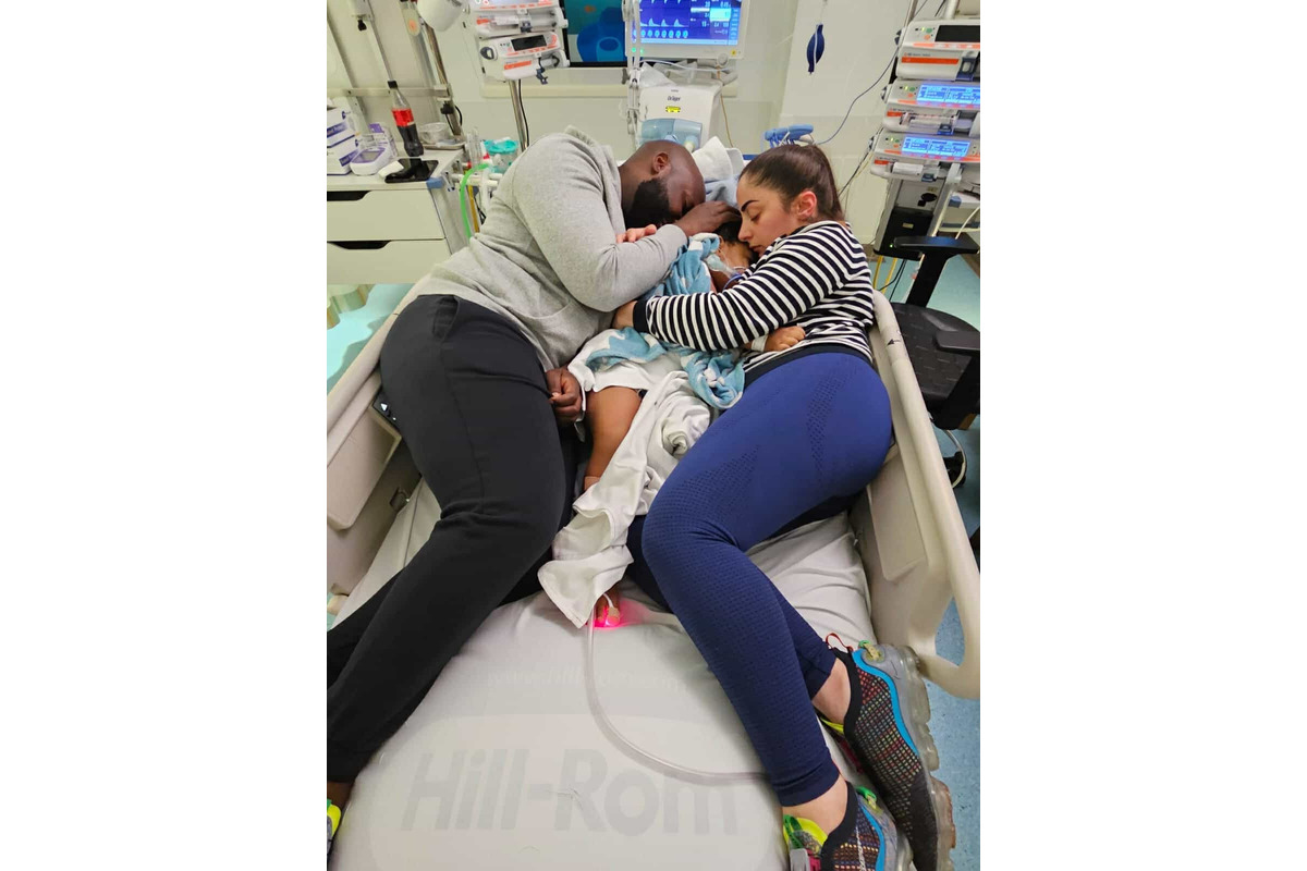 FOTO: Dvojročný Jacob zomrel v objatí rodičov, lekári matku nevypočuli, foto 6