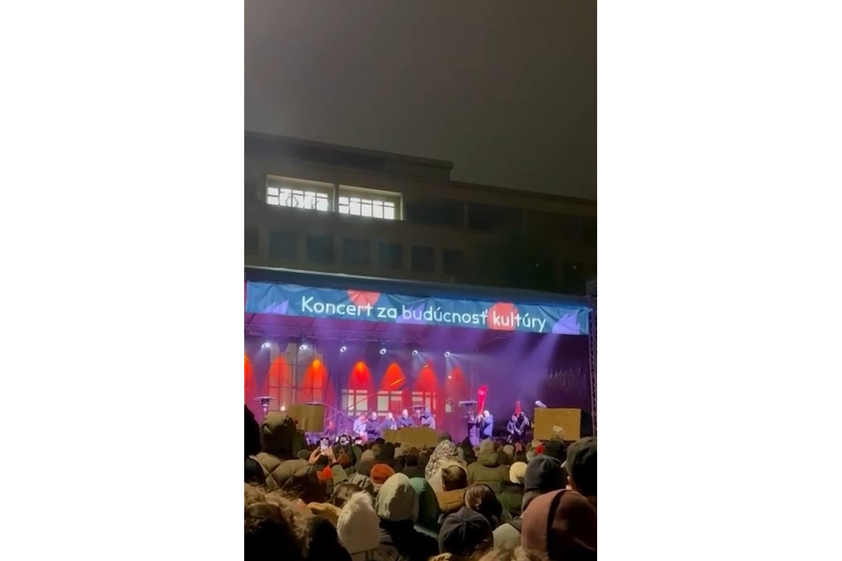 FOTO: Protest umelcov na Námestí SNP v Bratislave, foto 2