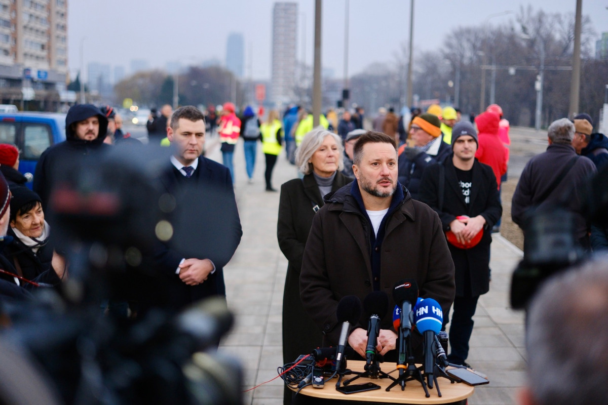 FOTO: Novou traťou do Petržalky už prešla prvá električka! Odviezli sa deti, seniori, športovci aj kňaz, foto 3