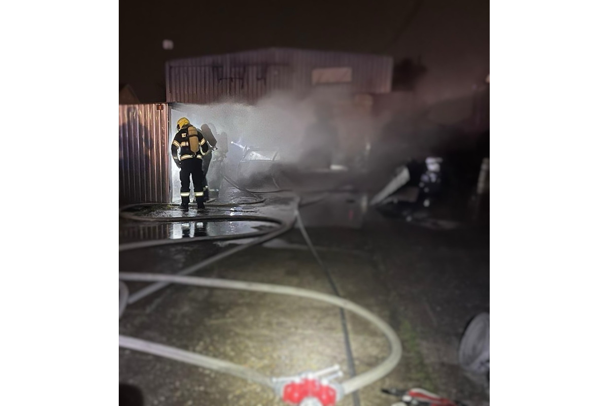 FOTO: Počas noci vznikol požiar v autoservise v Podunajských Biskupiciach, foto 2