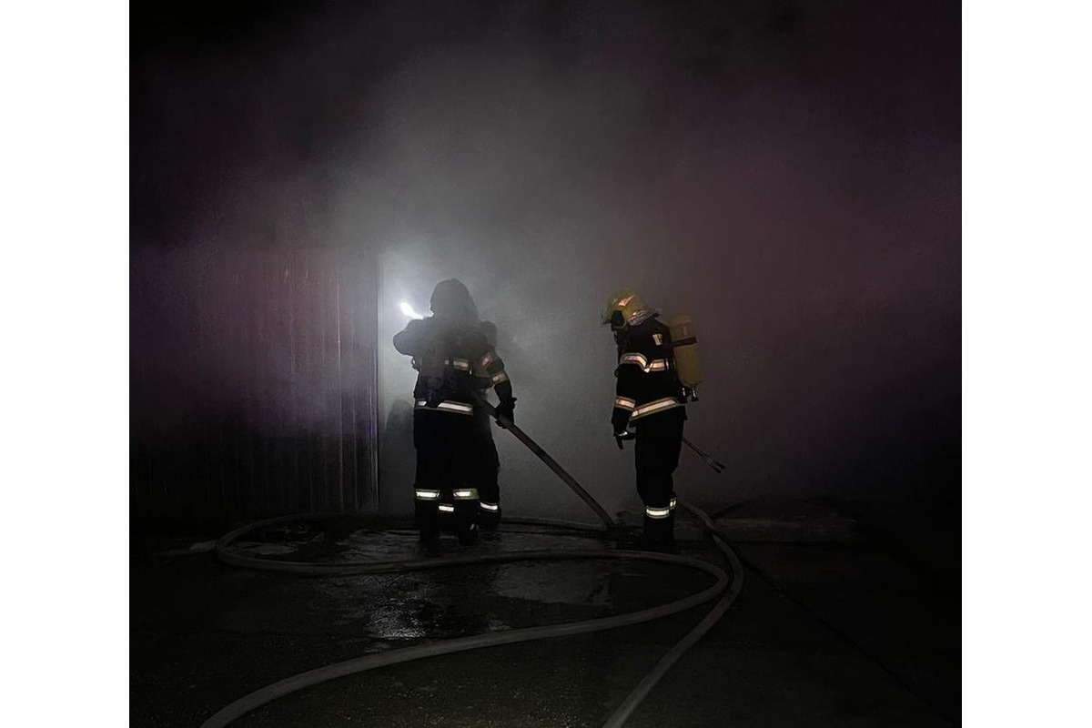 FOTO: Počas noci vznikol požiar v autoservise v Podunajských Biskupiciach, foto 3