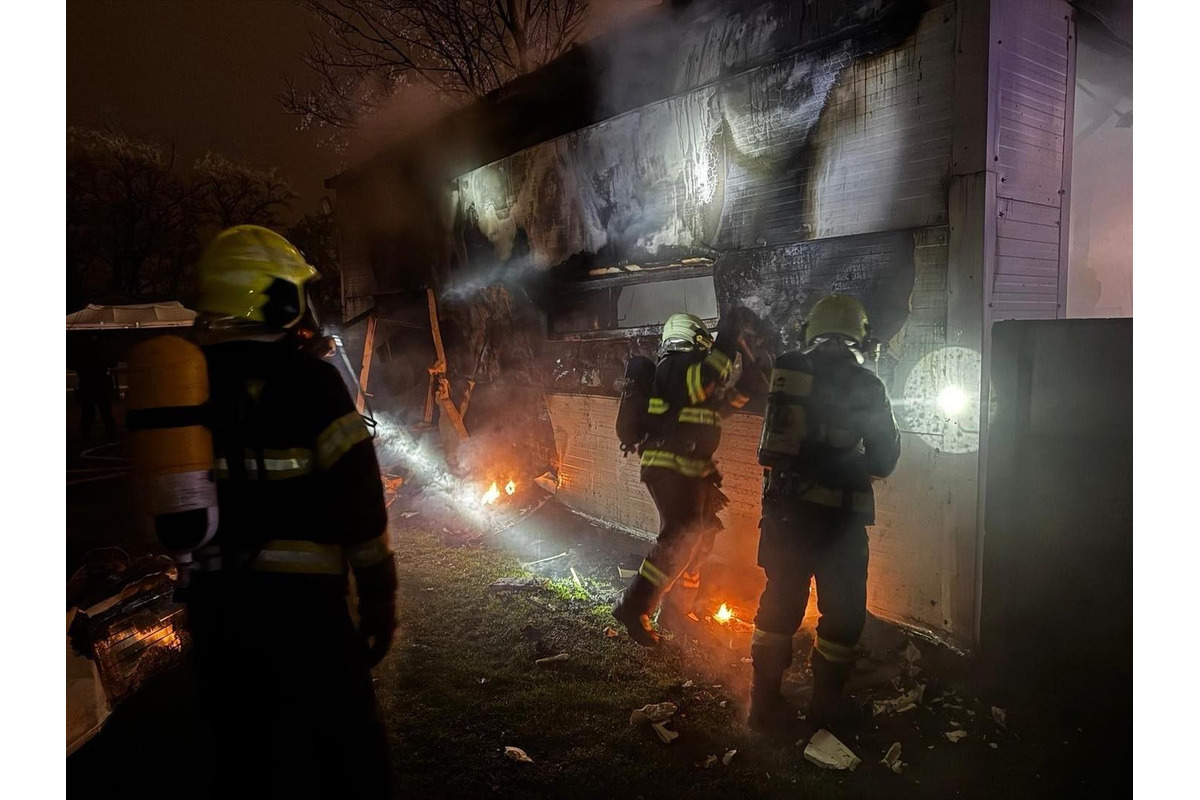 FOTO: Novoročný požiar garáže pri rodinnom dome v Ružinove, foto 1