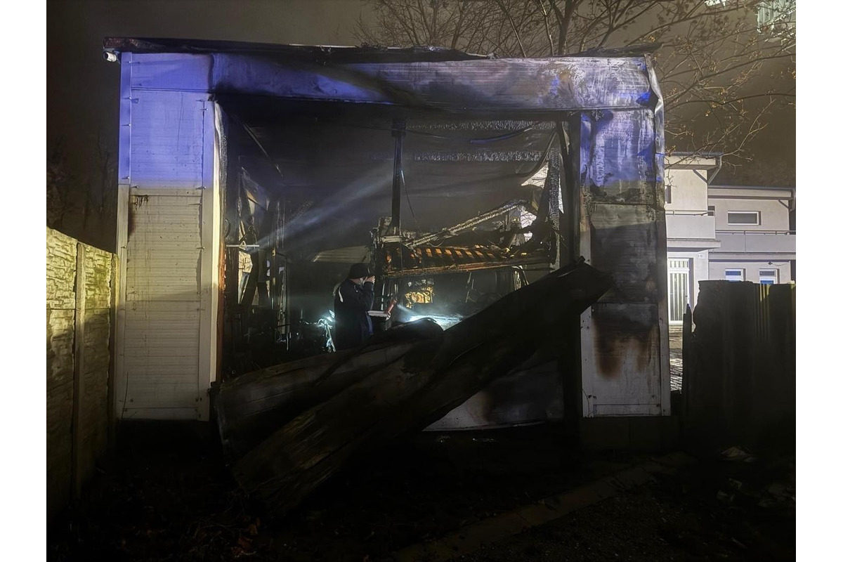 FOTO: Novoročný požiar garáže pri rodinnom dome v Ružinove, foto 3