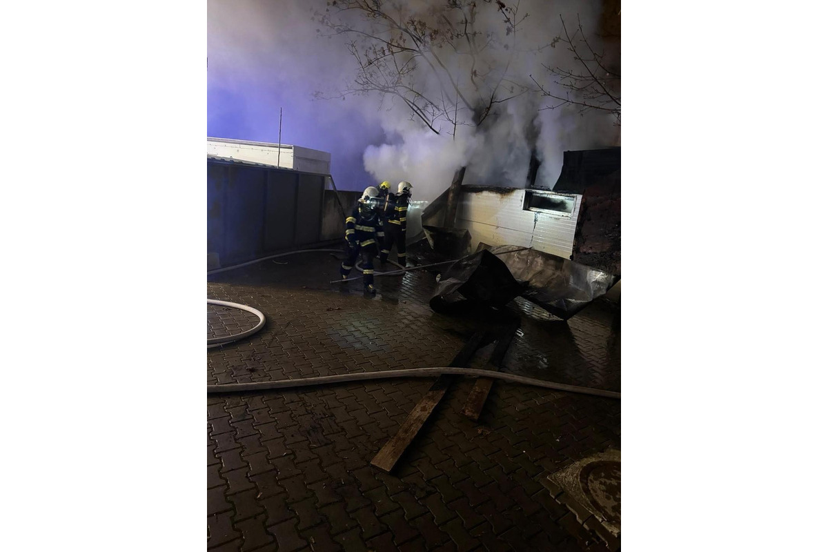 FOTO: Novoročný požiar garáže pri rodinnom dome v Ružinove, foto 4