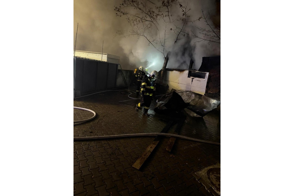 FOTO: Novoročný požiar garáže pri rodinnom dome v Ružinove, foto 5