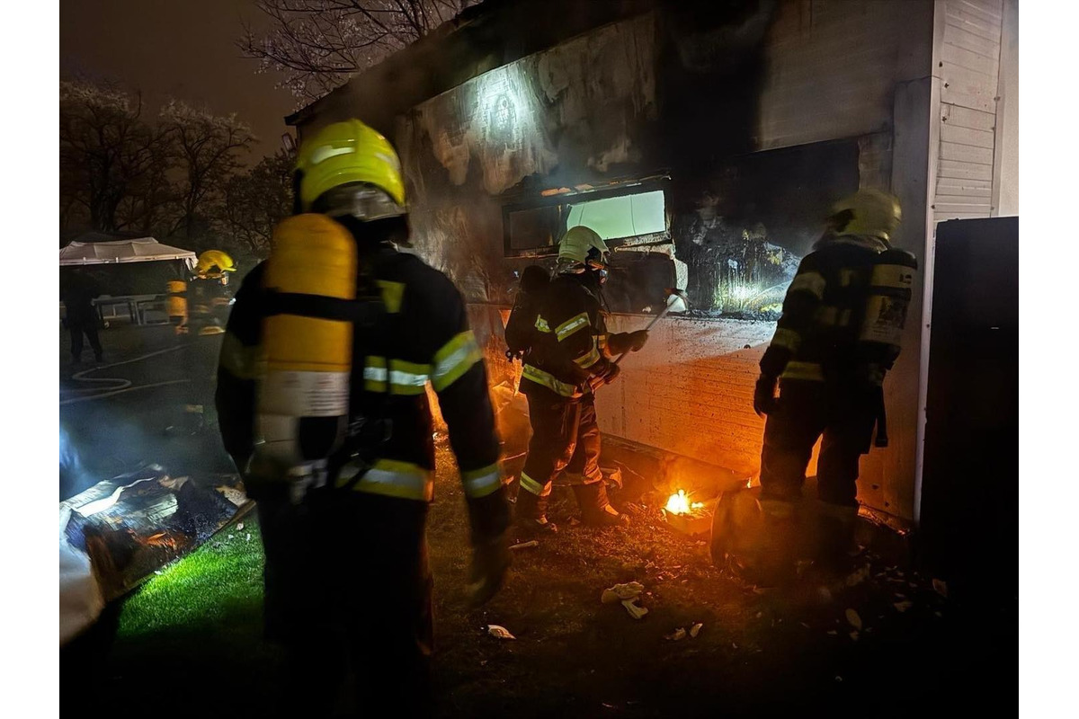 FOTO: Novoročný požiar garáže pri rodinnom dome v Ružinove, foto 6