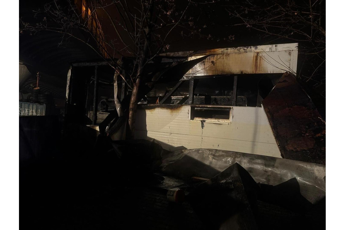 FOTO: Novoročný požiar garáže pri rodinnom dome v Ružinove, foto 7