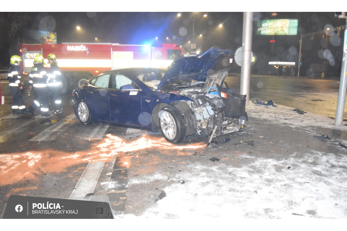 FOTO: Nehoda na križovatke ulíc Bajkalská – Trnavská cesta, foto 1