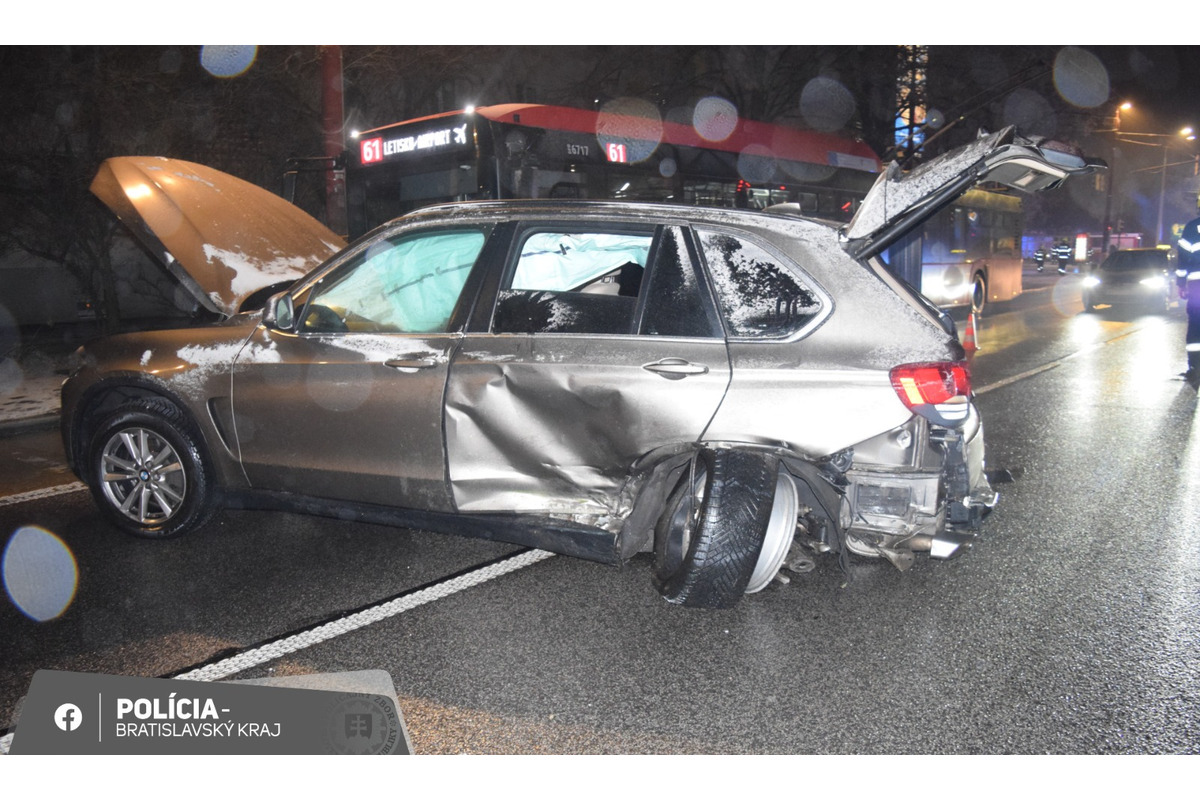 FOTO: Nehoda na križovatke ulíc Bajkalská – Trnavská cesta, foto 2