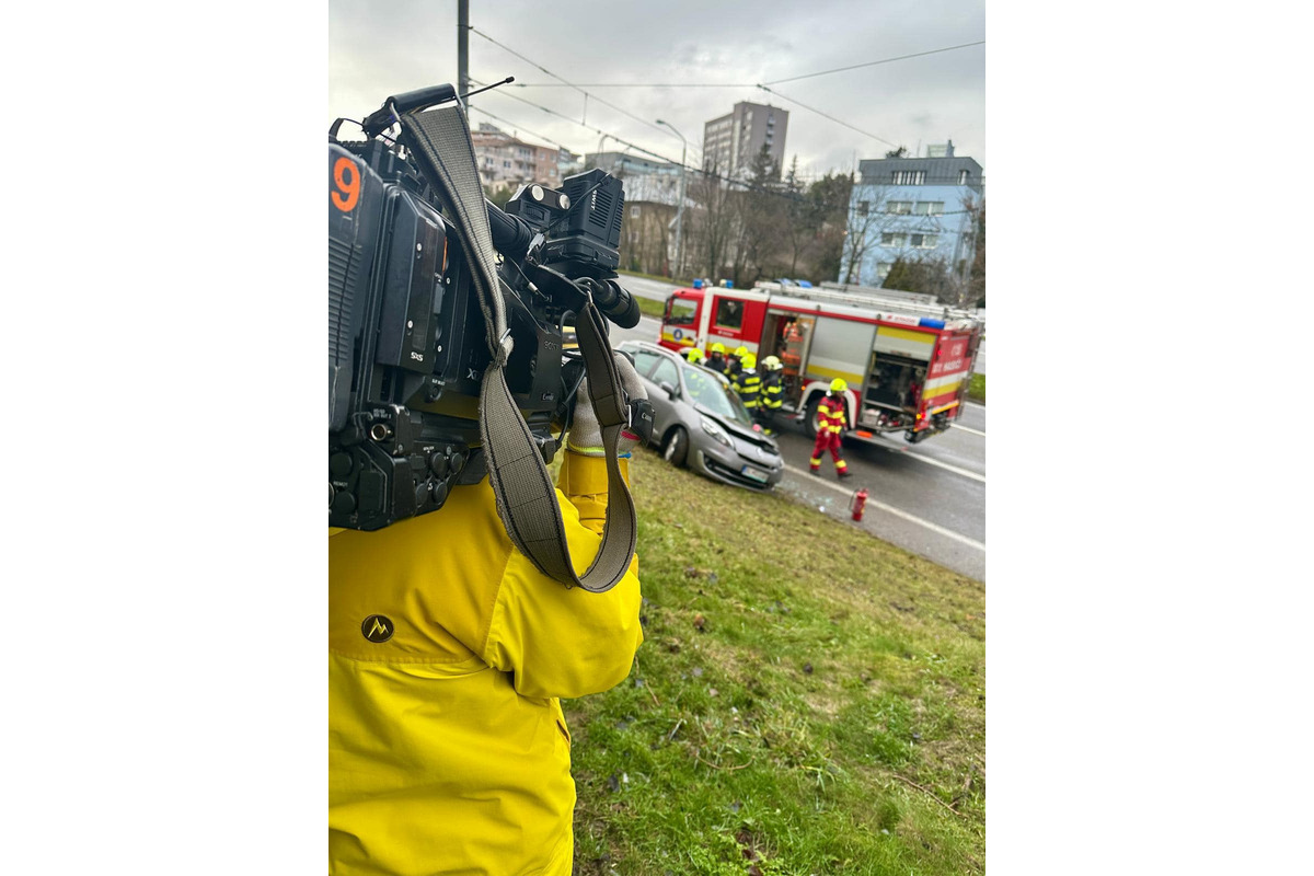 Pri rannej dopravnej nehode v Bratislave zasahovali aj hasiči, foto 1