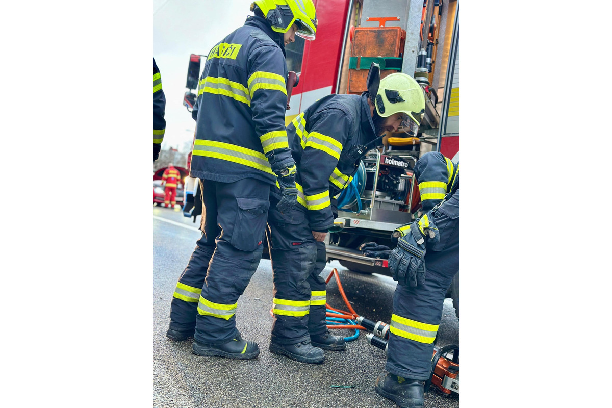 Pri rannej dopravnej nehode v Bratislave zasahovali aj hasiči, foto 6