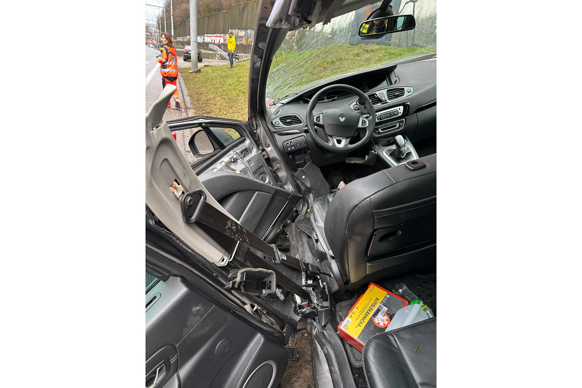 Pri rannej dopravnej nehode v Bratislave zasahovali aj hasiči, foto 7