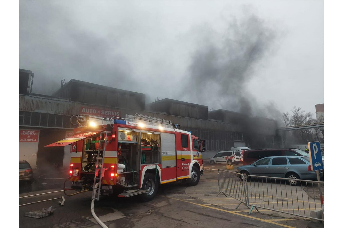 FOTO: Požiar autoservisu v Bratislave, foto 1