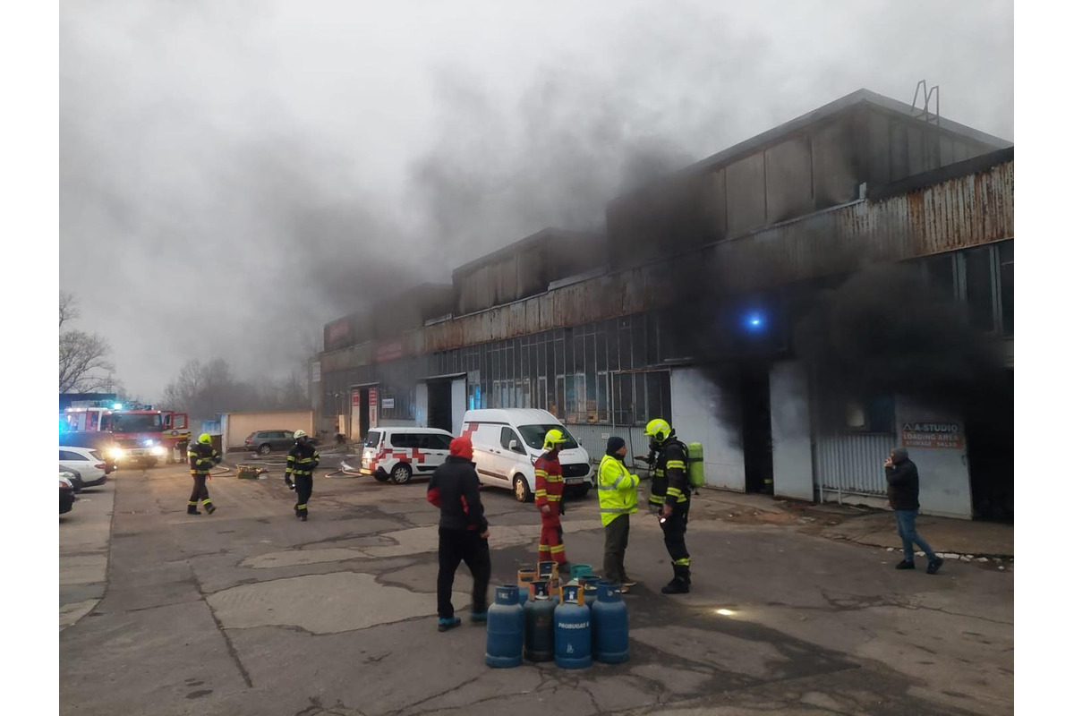 FOTO: Požiar autoservisu v Bratislave, foto 2