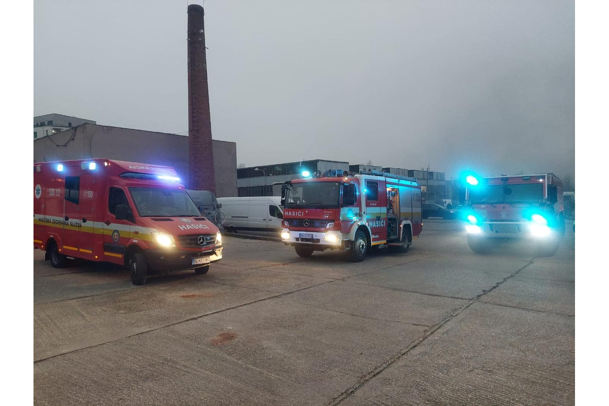 FOTO: Požiar autoservisu v Bratislave, foto 3