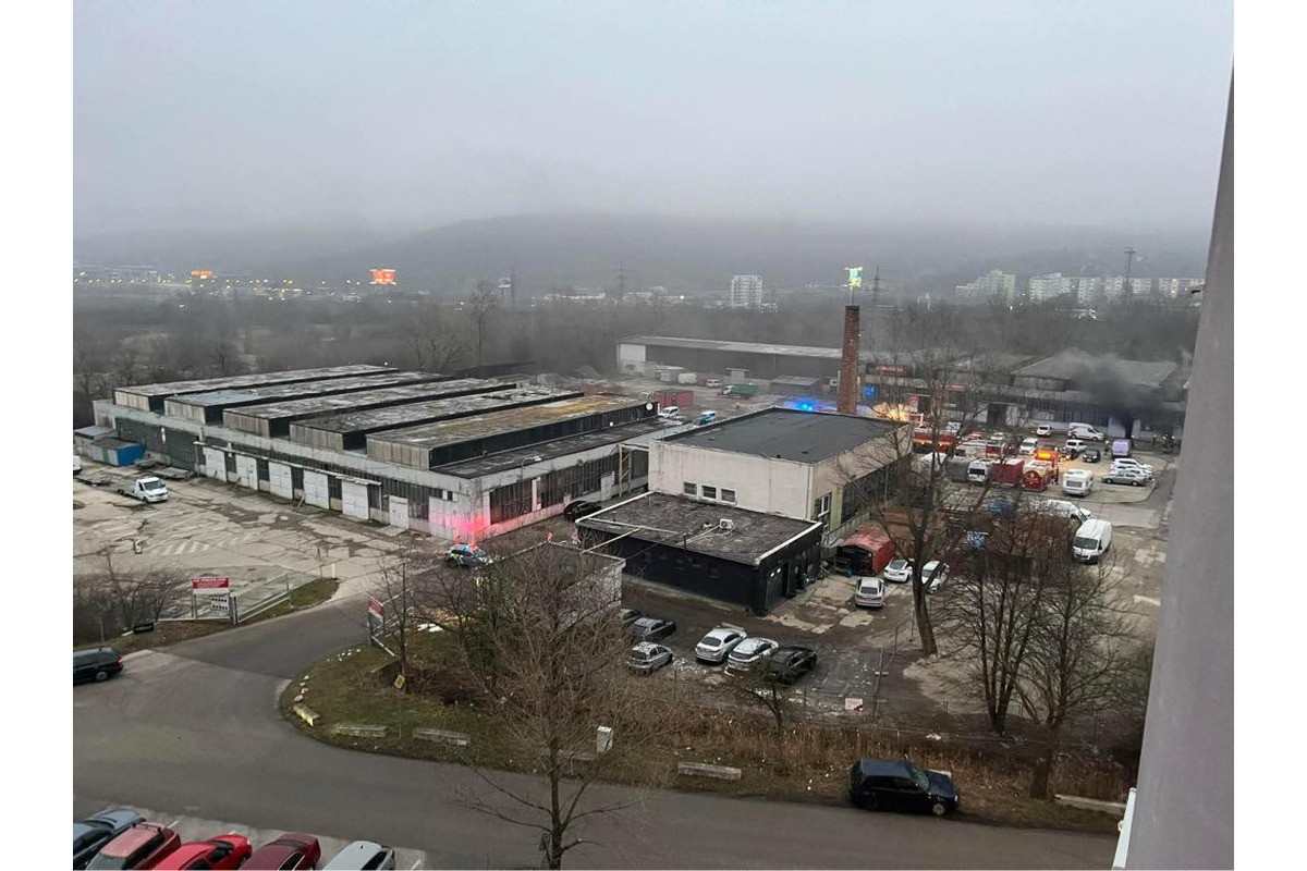 FOTO: Požiar autoservisu v Bratislave, foto 4
