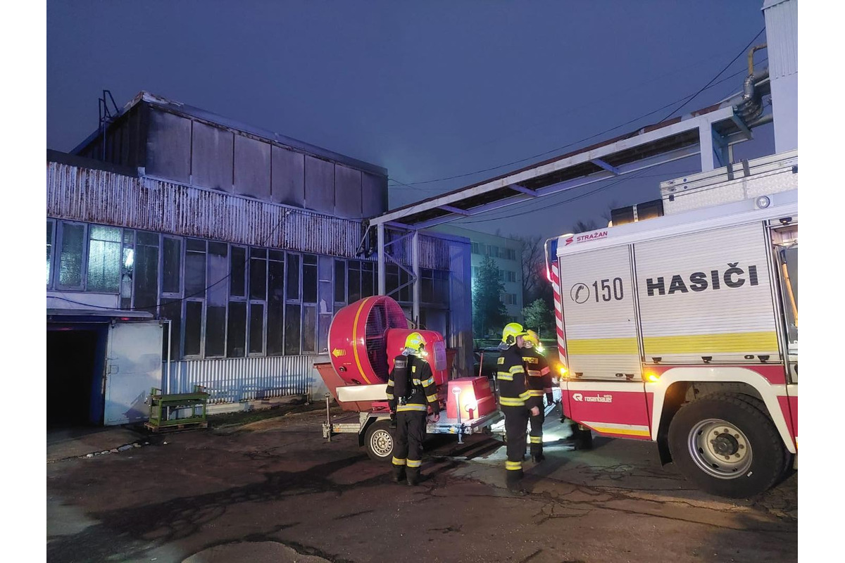 FOTO: Požiar autoservisu v Bratislave, foto 5