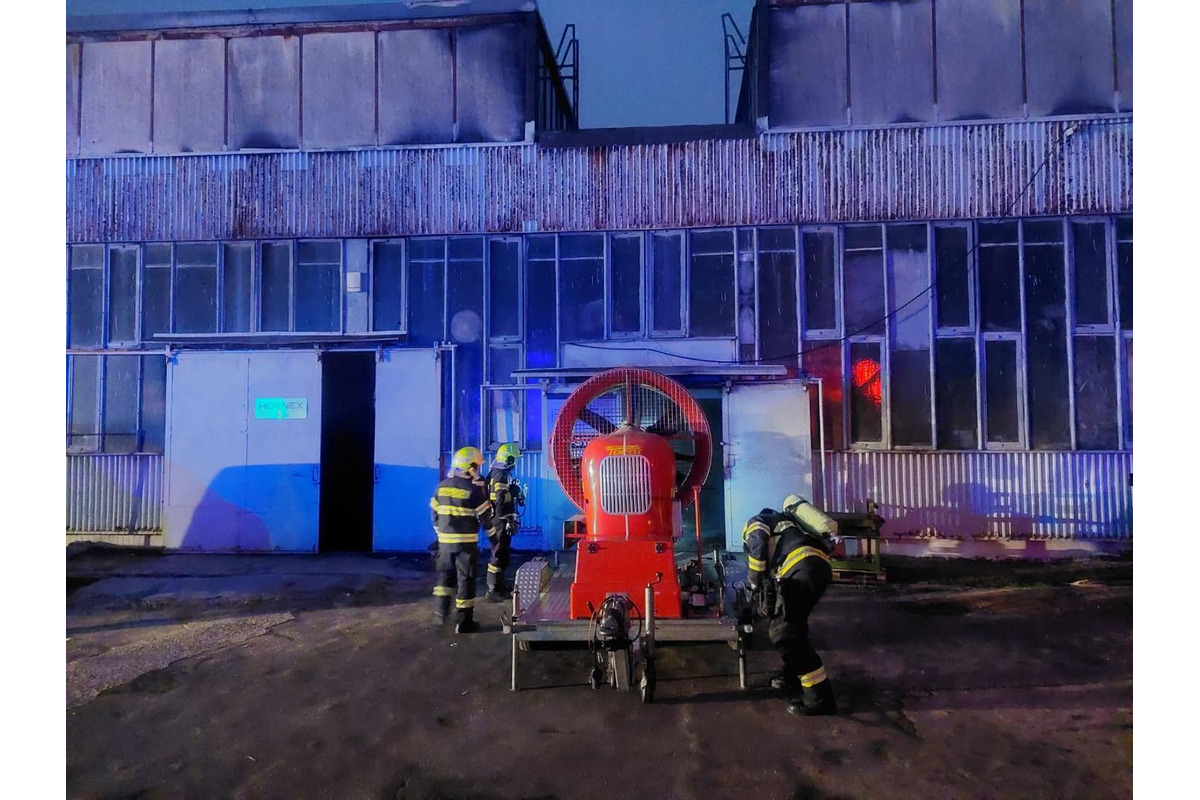 FOTO: Požiar autoservisu v Bratislave, foto 6