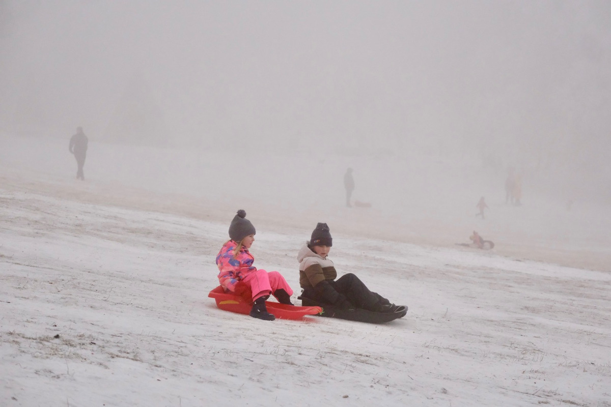 FOTO: Hmla nevadí, boby to istia! Takto vyzerajú večerné sánkovačky na Kamzíku, foto 3