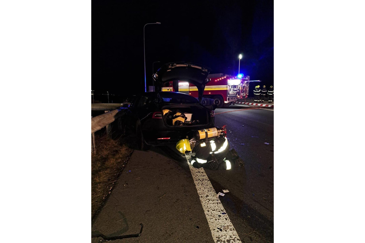 FOTO: Zásah hasičov pri nehode dvoch áut v Podunajských Biskupiciach, foto 1