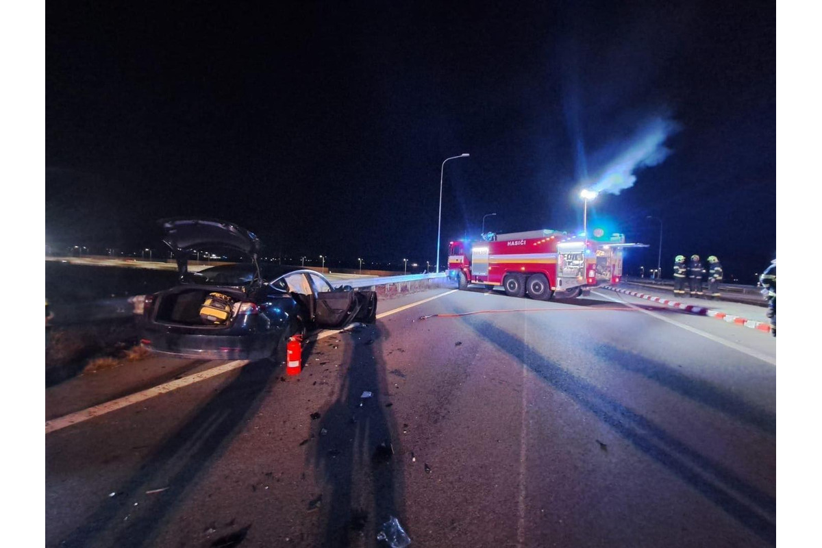 FOTO: Zásah hasičov pri nehode dvoch áut v Podunajských Biskupiciach, foto 4