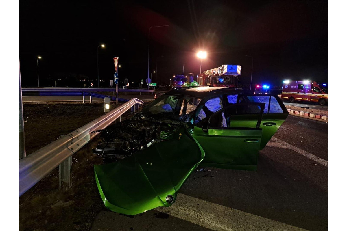 FOTO: Zásah hasičov pri nehode dvoch áut v Podunajských Biskupiciach, foto 5