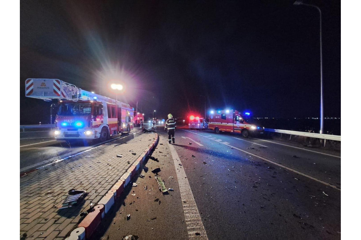 FOTO: Zásah hasičov pri nehode dvoch áut v Podunajských Biskupiciach, foto 6