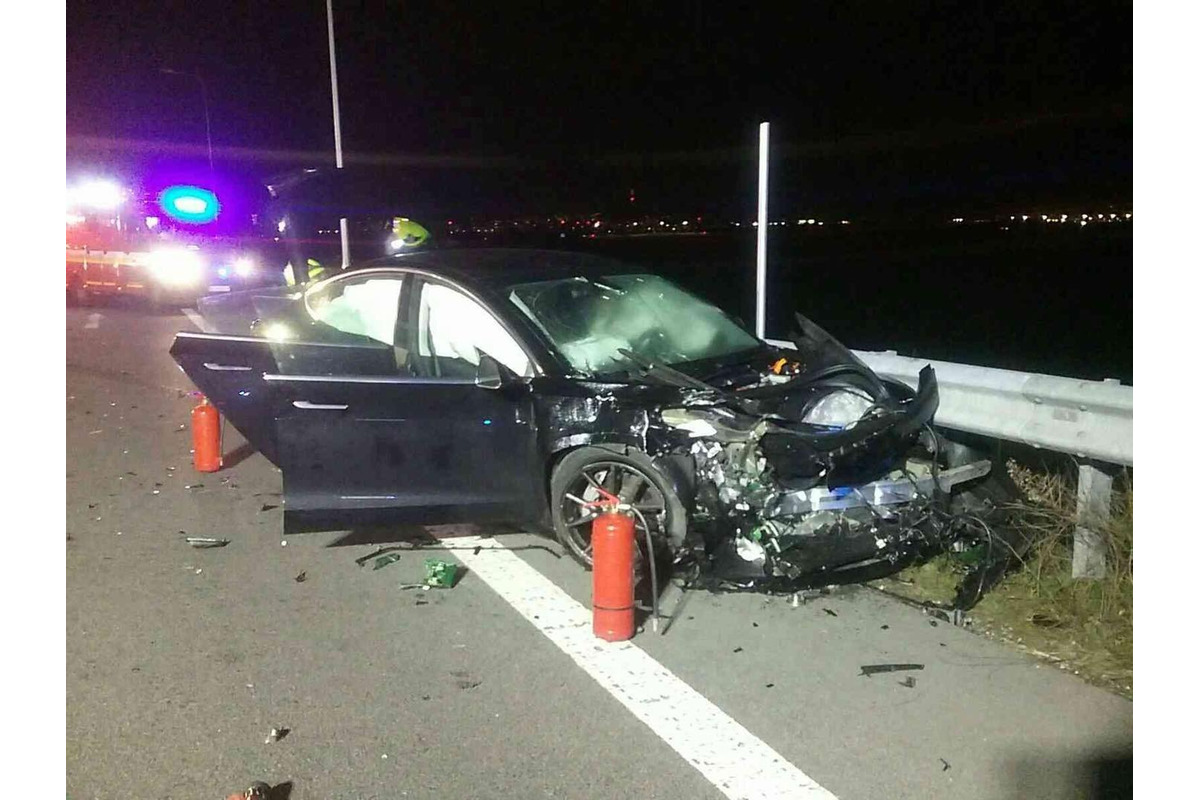 FOTO: Zásah hasičov pri nehode dvoch áut v Podunajských Biskupiciach, foto 7