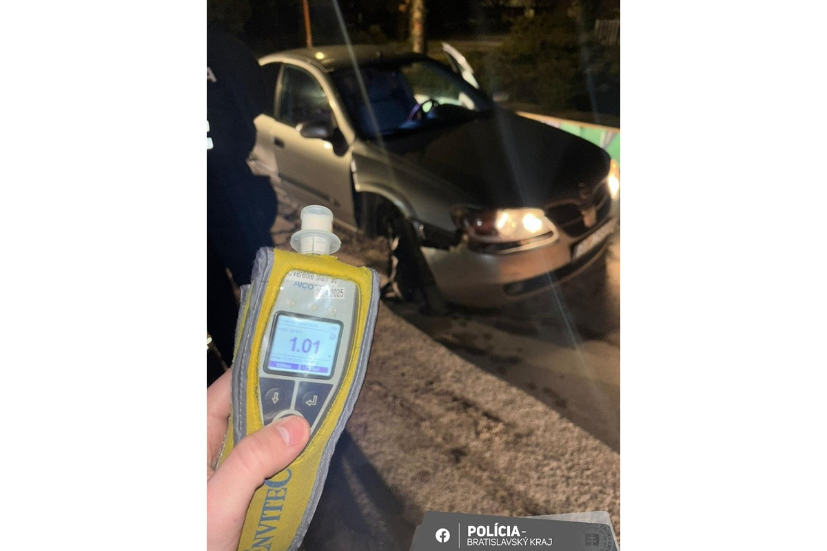 FOTO: Vodička jazdila po náraze do stĺpa v Bratislave so zničeným auto, foto 2