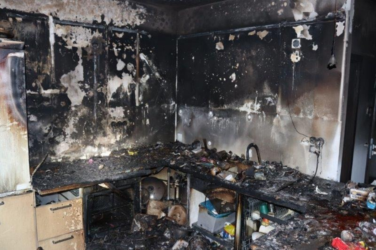 FOTO: Požiar bytu v Petržalke. Maloleté deti nechali jedlo na sporáku, škody za 50 000 €, foto 1