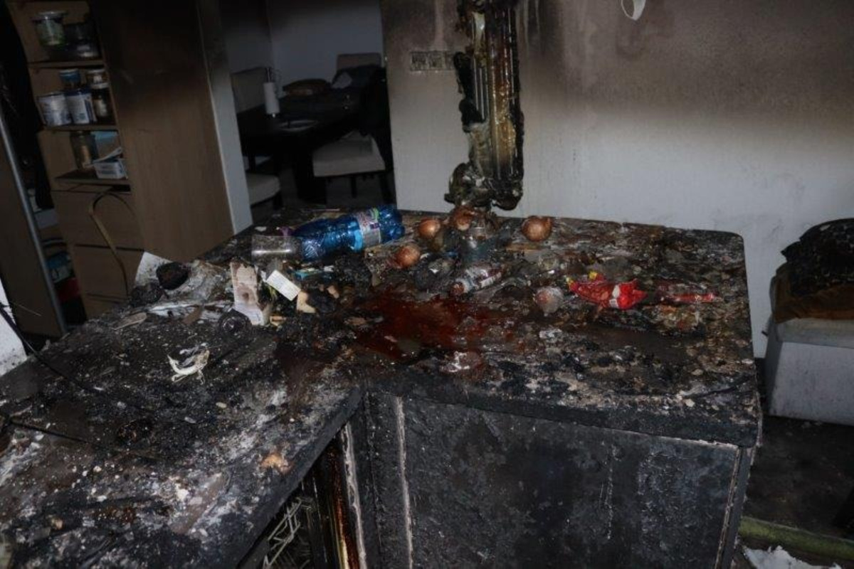 FOTO: Požiar bytu v Petržalke. Maloleté deti nechali jedlo na sporáku, škody za 50 000 €, foto 2