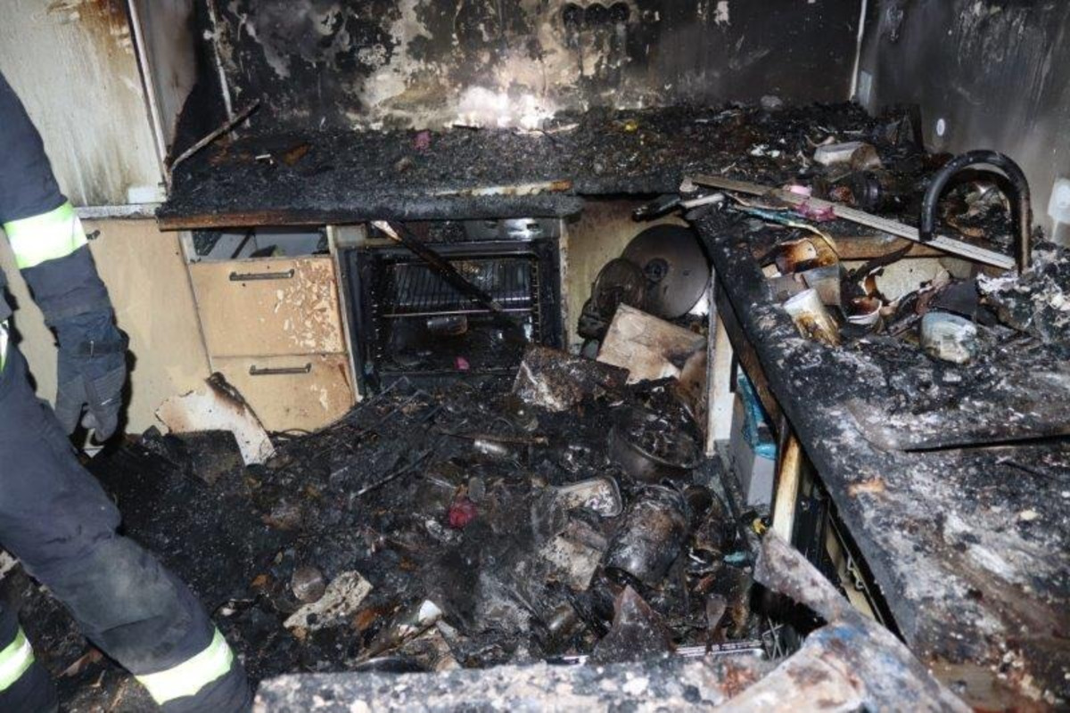 FOTO: Požiar bytu v Petržalke. Maloleté deti nechali jedlo na sporáku, škody za 50 000 €, foto 3