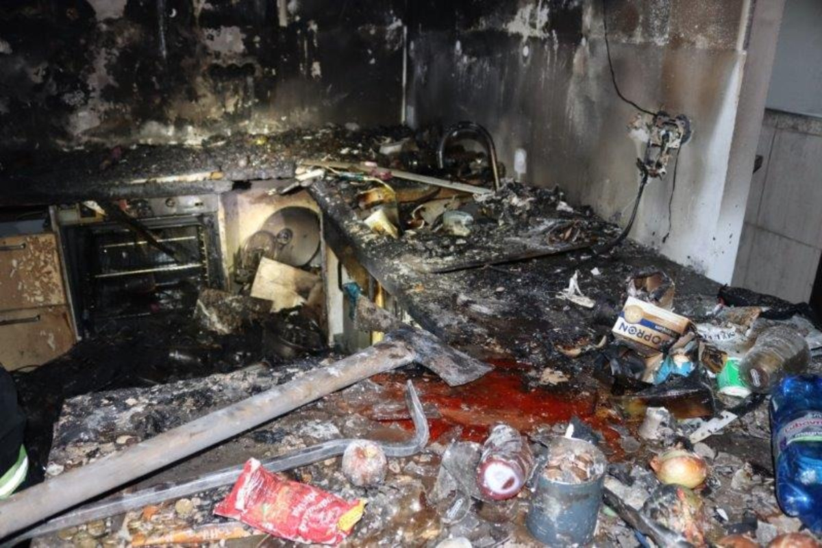 FOTO: Požiar bytu v Petržalke. Maloleté deti nechali jedlo na sporáku, škody za 50 000 €, foto 6