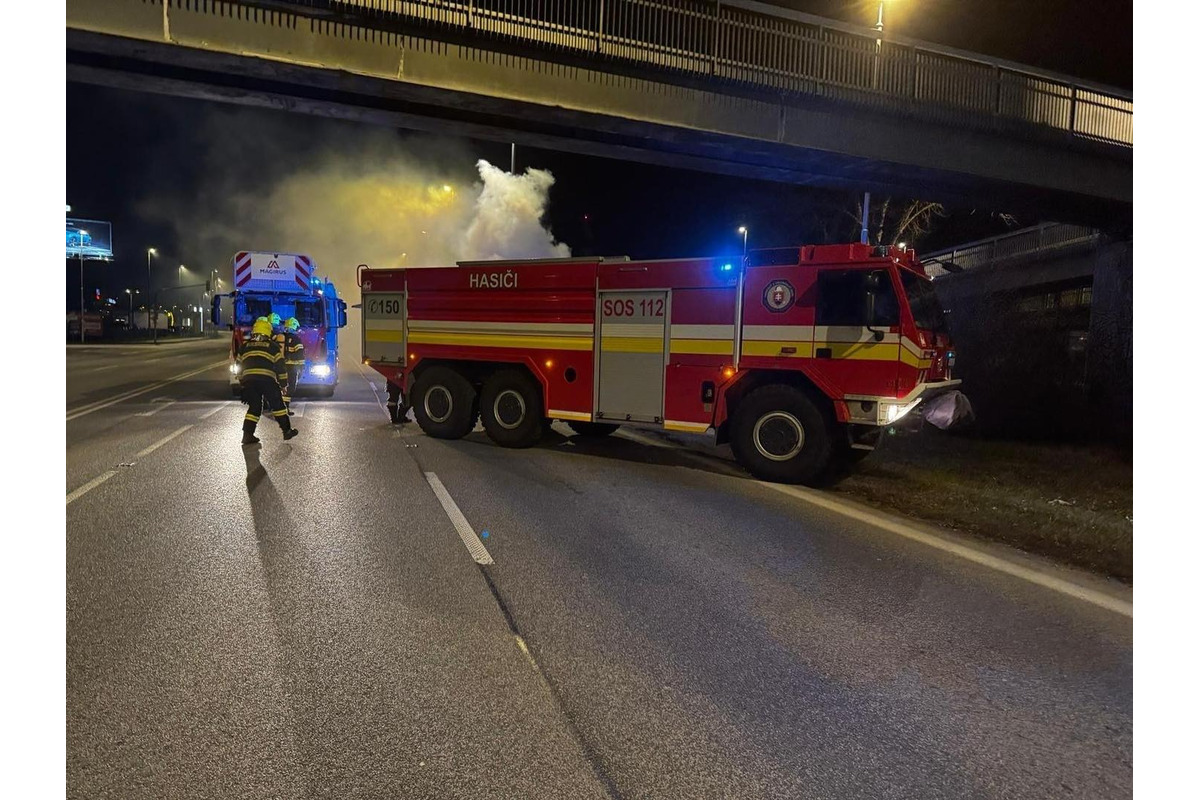 FOTO: V Bratislave zhorelo auto do tla, na mieste zasahovali hasiči, foto 5