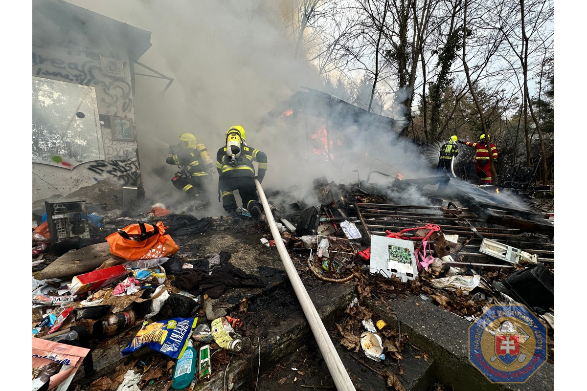 FOTO: Požiar chatky na Pražskej ulici v Bratislave, foto 1